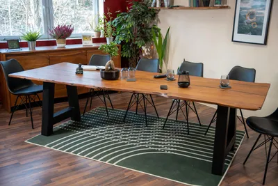 Produktbild von Refurbished Möbelretoure Baumkantentisch Akazie nussbaum mit schwarzen Resin-Adern 300 x 100 cm A-Gestell schwarz POLLY