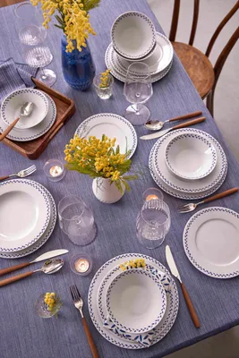 Obrázok produktu pre Hermia Concept, kvalitná 24-dielna jedálenská súprava zo 100 % porcelánu, modrá | 6 servírovacích tanierov (25 cm), 6 tanierov (21 cm), 6 misiek (16 cm), 6 dezertných tanierov (23 cm) | Vhodné do mikrovlnnej rúry a umývačky riadu.