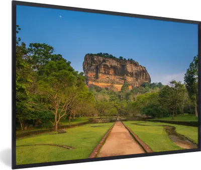 Produktbild von MuchoWow® Gerahmtes Poster Der Sigiriya mit einem schönen Weg 30x20 cm - Poster mit Schwarzem Bilderrahmen Wandposter Rahmen Foto Bilder - Kunstdruck - Bild-Poster
