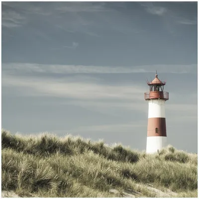 Produktbild von Wallario Premium Glasbild, freischwebende Optik, kräftige Farben, Größe 30 x 30 cm Motiv Leuchtturm auf der Düne am Strand