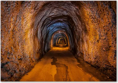 Produktbild von Tulup® Leinwandbild - 100x70 cm - Wandkunst - Drucke auf Leinwand - Leinwanddruck  - Sehenswürdigkeiten & Architektur - Orange - Unterirdischer Tunnel
