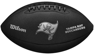 Imagen del producto de Pelota metálica para el equipo de la NFL Wilson, edición especial Tampa Bay Buccaneers, modelo WF4015830XB. Balón de fútbol americano, unisex, color , tamaño 9