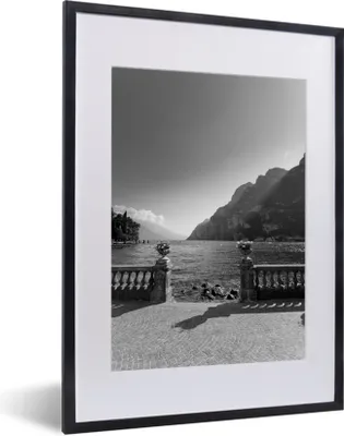 Produktbild von MuchoWow® Gerahmtes Poster Promenade am Gardasee - schwarz und weiß 30x40 cm - Poster mit Schwarzem Bilderrahmen Wandposter Rahmen Foto Bilder - Wandposter Schlafzimmer
