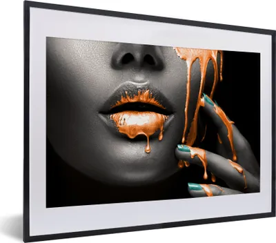 Produktbild von MuchoWow® MuchoWow® Gerahmtes Poster Lippen - Orange - Schwarz 40x30 cm - Poster mit zchwarzem Bilderrahmen - Bilderrahmen - Poster im Rahmen