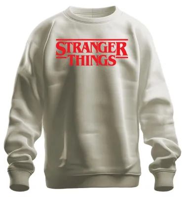 Imagen del producto de Sudadera uni con diseño retro de los años 80, inspirada en la serie "Stranger Things", con motivos de Hawkins y el "mundo al revés". Color: natural. Talla: 3XL