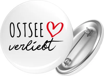 Produktbild von Huuraa Button Ostsee verliebt 25mm rund mit Sicherheitsnadel Ansteckbutton Geschenkidee