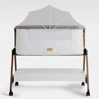 Produktbild von SnooBee Babybett Beistellbett Baby & Co-Sleeper – Höhenverstellbares Babybett mit Matratze, Rollen mit Bremse, atmungsaktive Mesh-Seiten & Moskitonetz, faltbar mit Tragetasche (0–6 Monate)