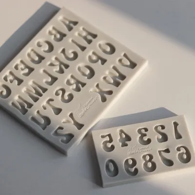 Produktbild von Siliconen 3D-Zahlenform und Buchstaben - Backform für Tortendekoration - 2 Stück - Geeignet für Geburtstage