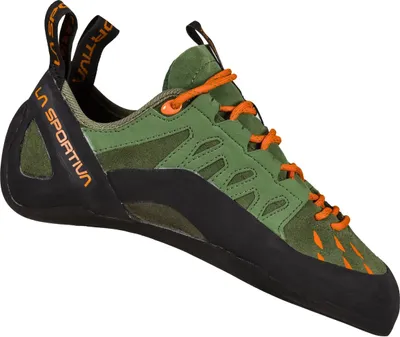 Schnür-Kletterschuh "Tarantulace" von La Sportiva in grün mit orangefarbenen Schnürsenkeln und schwarzer Sohle.