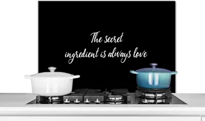 Produktbild von KitchenYeah® Spritzschutz Küche - Küchenrückwand - Wandschutz für Herd und Spüle - Zitate - Liebe - Kochen - Die geheime Zutat ist immer die Liebe - Sprichwörter 90x60 - Alu-Dibond (Alternative zum S