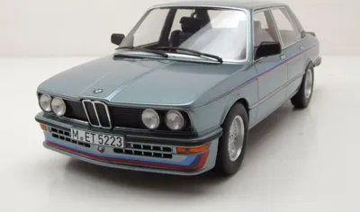 Produktbild von NOREV 1:18 BMW M535i 1980 - Blue met with stripes 183290