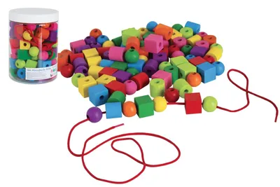 Immagine prodotto di Maxiperle colorate in legno con spago 92 pezzi in scatola di plastica 10x14cm