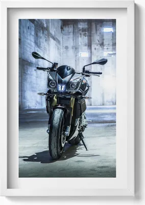 Produktbild von Motorrad in einer Gasse in einer Betonstadt– Wandbild mit Rahmen – Gerahmtes Bild  – Wanddekoration – 40x60 cm – Weiß