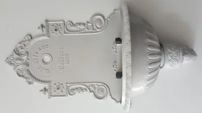 Produktbild von Wandbrunnen Wiener Bassena weiß pulverbeschichtet mit Goldpünktchen aus Aluminium rostfrei und Anschluss an Wasserhahn 1/2" oder 3/4" möglich..