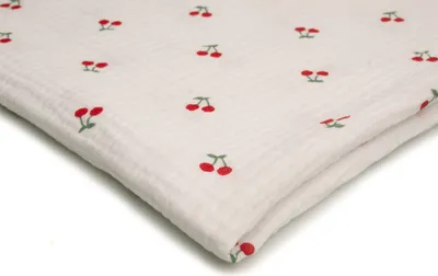 Zdjęcie produktu dla Bawełniany muślin z nadrukiem, podwójna warstwa, motywy wiśni na białym tle, wymiary 50 x 130 cm
