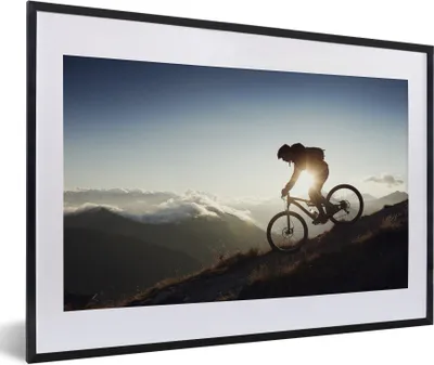 Produktbild von MuchoWow® Gerahmtes Poster Radfahren vom Berg mit dem Mountainbike 60x40 cm - Poster mit Schwarzem Bilderrahmen Wandposter Rahmen Foto Bilder - Schlafzimmer - Plakat in Rahmen - Drucken