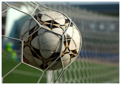 Produktbild von Wallario Premium Glasbild, freischwebende Optik, kräftige Farben, Größe 100 x 70 cm Motiv Fußball - Ball im Tor - Bolzplatz