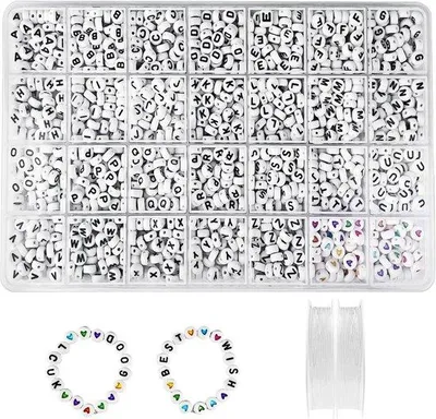 Productafbeelding van Famanu Letterparels set, 1400 stuks – Witte A-Z parels met hartvormige parels – Inclusief elastische band