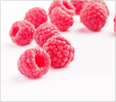 Produktbild von Spritzschutz Herdabdeckplatte Schneidebrett aus Glas Himbeeren vor Wand 1-Teilig (60x52cm)