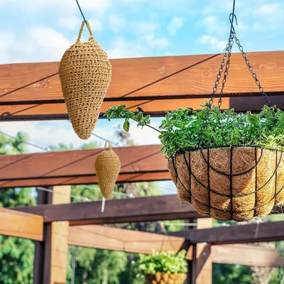 Produktbild von 2er-Set Künstliches Wespennest – gehäkelt und wasserfest (32×20 cm) – Zur natürlichen Wespenabwehr an Terrasse, Dachvorsprung und im Garten
