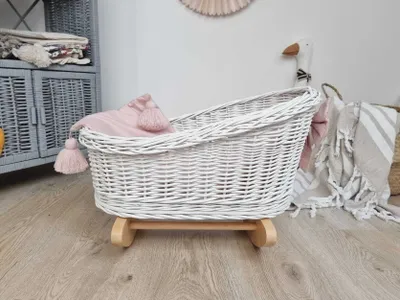 Produktbild von WikliBOX – Weidenwiege für Puppen, Schaukelbett für eine Puppe in Weiß mit Bettwäsche – 51x33 H35/25 cm