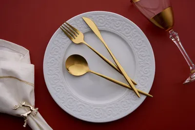 Produktbild von Hermia Concept, Hochwertiges Besteckset (18 Teile), 100% Edelstahl, Gold | 6 Esslöffel, 6 Gabeln, 6 Messer | Spülmaschinen- und mikrowellengeeignet | Elegantes Design für jeden Tisch.