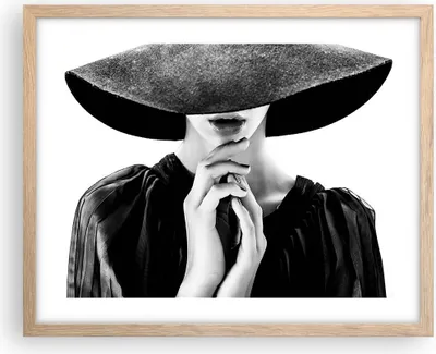 Produktbild von Gerahmtes Poster - Rahmen in heller Eiche - Frau Hände Hut - 50x40 cm - Wand Bild - Wanddeko - Wandbilder - Kunstposter - Wandposter - Bilderrahmen - Bilder - Kunstdruck - P2NAA50x40-5128