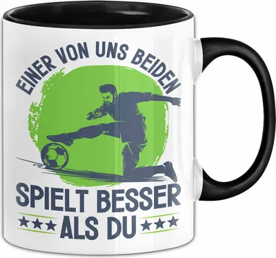 Produktbild von Fußball Tasse Geschenk Spruch Für Handball-Spieler Einer Von Uns Beiden Spielt Besser Als Du Becher (Schwarz)