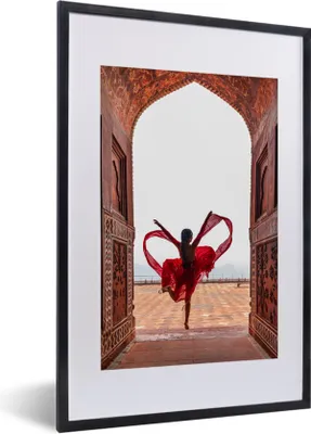 Produktbild von MuchoWow® Gerahmtes Poster Taj Mahal - Tanzen - Frau - Rot 40x60 cm - Poster mit Schwarzem Bilderrahmen Wandposter Rahmen Foto Bilder - Poster in Rahmen