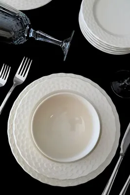 Obrázok produktu pre Hermia Concept, kvalitná 24-dielna jedálenská súprava zo 100 % porcelánu, biela | 6 servírovacích tanierov (25 x 25 x 2,5 cm), 6 tanierov (21 x 21 x 3 cm), 6 misiek (15 x 15 x 4,5 cm), 6 dezertných tanierov (22 x 22 x 2,5 cm) | Vhodné do umývačky riadu do 50 °C, nevhodné do mikrovlnnej rúry.