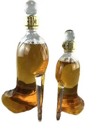 Produktbild von Weinflasche, 750 ml. Exquisite Weinglas in Hochhackenform, handgeblasen.