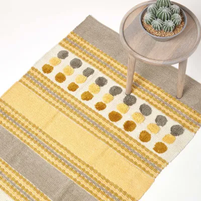 Obrázek produktu pro HOMESCAPES Ručně tkaný šedožlutý žinylkový koberec se vzorem pruhů a kruhů, 90 x 150 cm