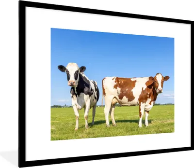 Produktbild von MuchoWow® Gerahmtes Poster Kühe - Bauernhof - Gras - Natur - Tiere 80x60 cm - Poster mit Schwarzem Bilderrahmen Wandposter Rahmen Foto Bilder - Schlafzimmer-Dekorationen - Fotoposter