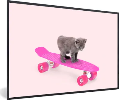 Produktbild von MuchoWow® Gerahmtes Poster Katze - Kätzchen - Tiere - Skateboard - Rosa 30x20 cm - Poster mit Schwarzem Bilderrahmen Wandposter Rahmen Foto Bilder - Kunstdruck - Bild-Poster