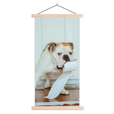 Produktbild von MuchoWow® Textilposter Hund spielt mit Toilettenpapier 40x80 cm mit holzfarbenen Rahmen - Wohnzimmer