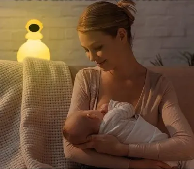 Obrázok produktu pre Nočná lampa LED RGB - pre deti - tvar astronauta - silikón - 9 farieb svetla, 3 režimy svietenia - až 25 hodín