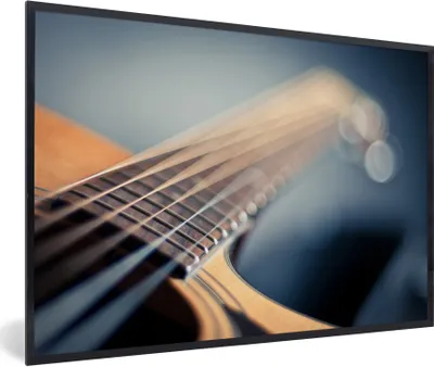 Produktbild von MuchoWow® Gerahmtes Poster Nahaufnahme der Saiten einer akustischen Gitarre 90x60 cm - Poster mit Schwarzem Bilderrahmen Wandposter Rahmen Foto Bilder - Fotorahmen - Foto-Plakat
