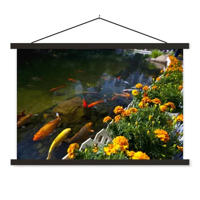 Produktbild von MuchoWow® Textilposter Koi-Karpfen in einem Teich mit Blumen 120x80 cm mit schwarzem Rahmen - Wanddeko