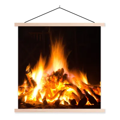 Produktbild von MuchoWow® Textilposter Kamin vor schwarzem Hintergrund 60x60 cm mit holzfarbenen Rahmen - Wanddekoration