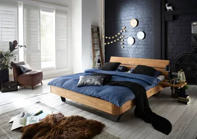 Produktbild von Bett Aarhus Sonderlänge 200x190 cm Wildeiche massiv mit Kopfteil und Metallkufen