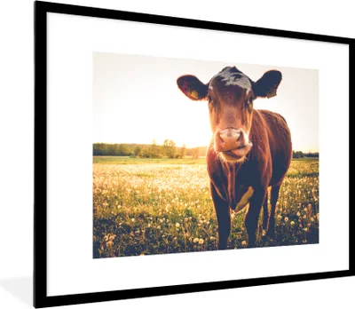 Produktbild von MuchoWow® Gerahmtes Poster Kuh - Sonnenuntergang - Blumen - Gras - Tiere 80x60 cm - Poster mit Schwarzem Bilderrahmen Wandposter Rahmen Foto Bilder - Schlafzimmer-Dekorationen - Fotoposter