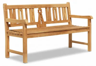 Gartenbank Teak 3-Sitzer MOIN MOIN von vorne mit geschnitztem Leuchtturm-Motiv in der Rückenlehne.