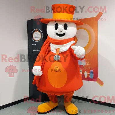 Produktbild von Maskottchen-Charakter REDBROKOLY eines orangefarbenen Zirkusdirektors mit Pullover und Tragetaschen