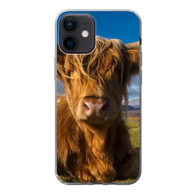 Produktbild von MuchoWow® Handyhülle Schutzhülle Hülle für iPhone 12 Schottische Highlander - Tiere - Gras Silikon Softcase Handy Hülle - Schutzhülle