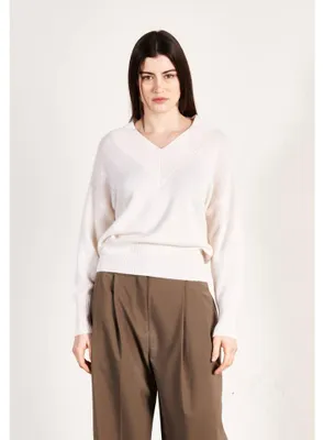 Imagen del producto de Jersey de cuello en V para mujer, marca Studio Cashmere8, modelo HANA 12, color crudo, talla M