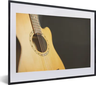 Produktbild von MuchoWow® MuchoWow® Gerahmtes Poster Halbseitenansicht einer akustischen Gitarre 40x30 cm - Poster mit zchwarzem Bilderrahmen - Bilderrahmen - Poster im Rahmen