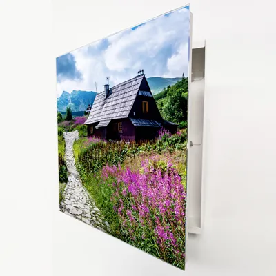 Produktbild von Schlüsselkasten Weiß Metall, Berghütte Panorama Motiv hinter Glas, Moderne Schlüsselbox linksöffnend, 32x28x6,5 cm, 20 Haken für Ordnung im Flur.