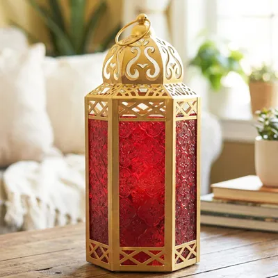 Productafbeelding van Gouden Marokkaanse decoratieve metalen kaarslantaarnhouder, groot met rood glas