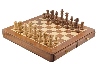 Produktbild von Exklusives Italfama Schachset – „CLASSIC PREMIUM“ Akazienfiguren 9,7 cm & Schachkasten mit 2 Schubladen und Einzelfächern 46x46 cm