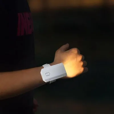 Immagine prodotto di Luce LED per bicicletta - 3 temperature di colore, orientabile a 360°, ideale per la guida notturna, l'escursionismo, la pesca e la lettura